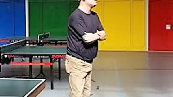 Der Mann mit der Mütze geht nach Haus