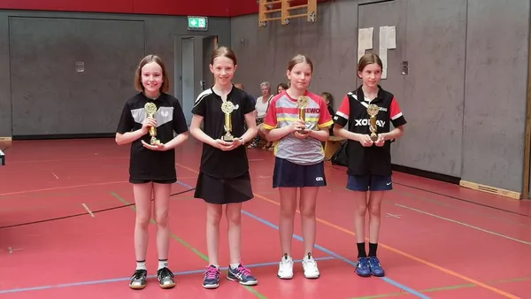 Hamburger Meisterschaften: Avon bis Viertelfinale, Mara Bronze bei Jugend 13 und Vizemeisterin bei Jugend 11 !